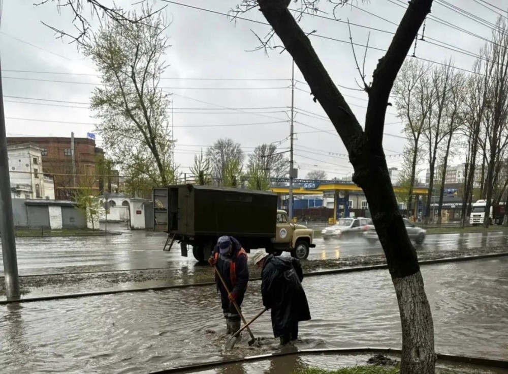 Последствия сильного ливня устраняют в Саратове