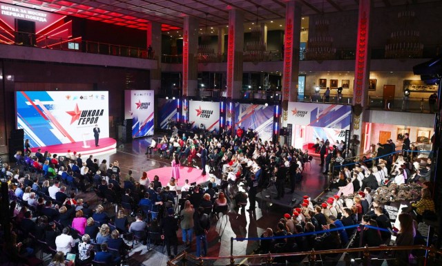 "Единая Россия" совместно с Минпросвещения провели первый Всероссийский форум "Школа Героя" "Единая Россия" совместно с Минпросвещения провели первый Всероссийский форум "Школа Героя"