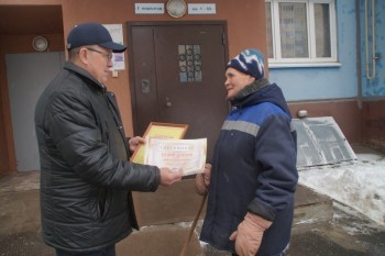 Лучших дворников ноября наградили в Калининском районе Чебоксар