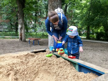 Дети на свежем воздухе: до конца июля в Советском районе Нижнего Новгорода новым песком заполнят 130 песочниц