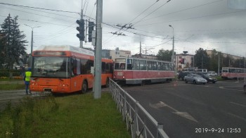 Проехал на &quot;красный&quot;: подробности столкновения трамвая и автобуса в Нижнем Новгороде