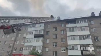 Кровля пятиэтажки на 2 тыс. кв. м. полыхает в Нижнекамске