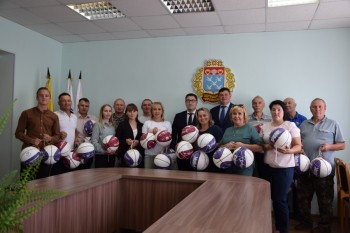 Баскетбольные мячи получили чебоксарские школы в канун Дня знаний
