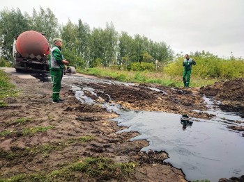 Разлив битума устраняют на трассе Р-158 в Нижегородской области Разлив битума устраняют на трассе Р-158 в Нижегородской области