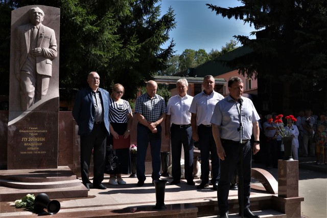 Мемориал Владимиру Лузянину установили на Бугровском кладбище в Нижнем Новгороде