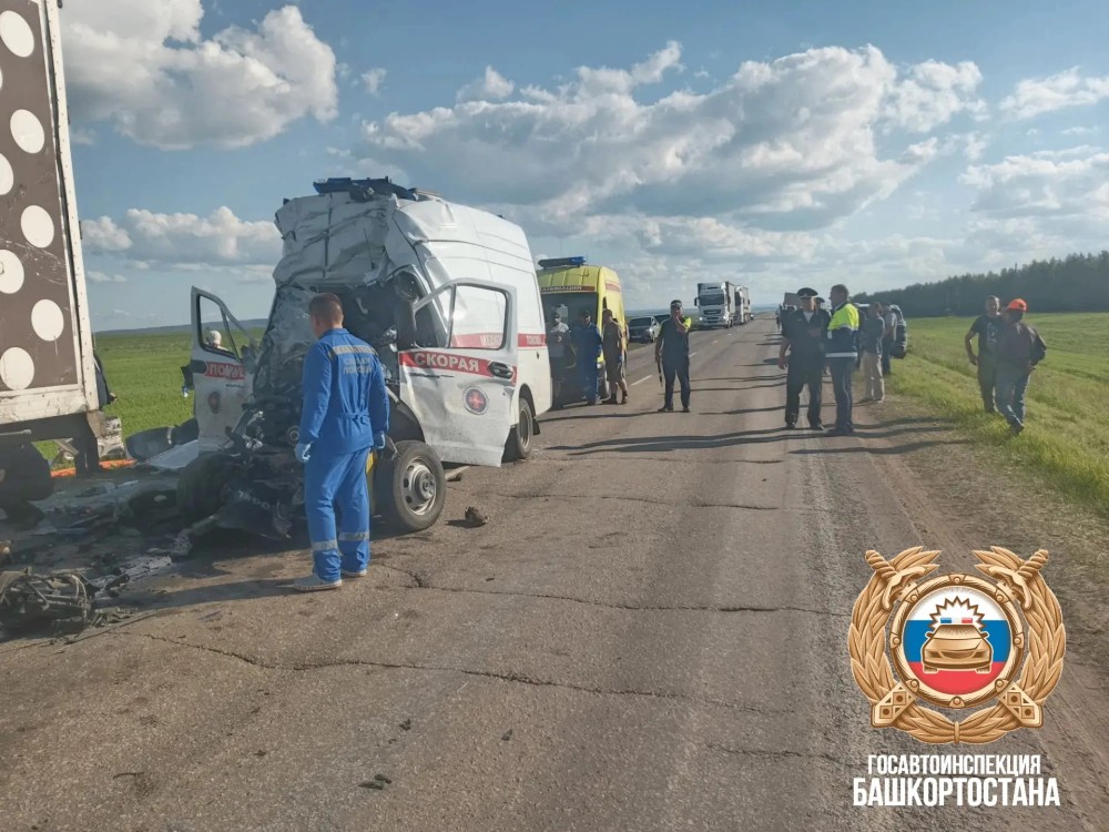 Трое погибли в Башкирии при столкновении грузовика и скорой помощи