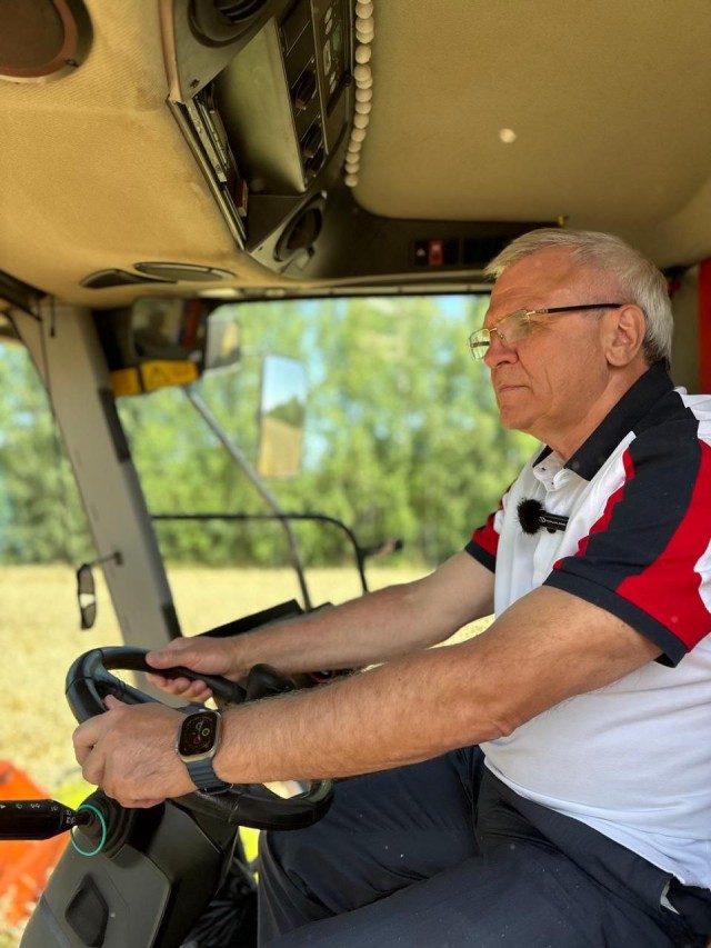 Председатель ЗС НО сел за руль комбайна