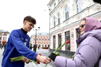 "Дарите женщинам цветы": в Нижнем Новгороде прошла весенняя праздничная акция