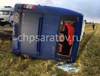Автобус из Германии с 16 пассажирами перевернулся на трассе под Саратовом