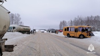 Автобус с 17 школьниками столкнулся с бензовозом в Башкирии