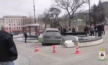 Porsche снёс клумбу на пл. Маркина в Нижнем Новгороде (ВИДЕО)