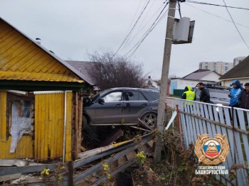 Нетрезвый водитель въехал в жилой дом в Башкирии Нетрезвый водитель въехал в жилой дом в Башкирии