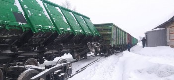 Три грузовых вагона сошли с рельсов в Пермском крае