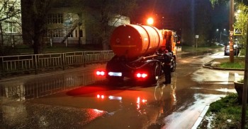 Нижегородские коммунальщики проводят откачку воды с подтопляемых территорий