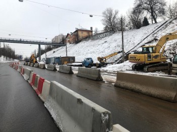 Движение по Похвалинскому съезду в Нижнем Новгороде пущено по двум полосам для личного и грузового транспорта