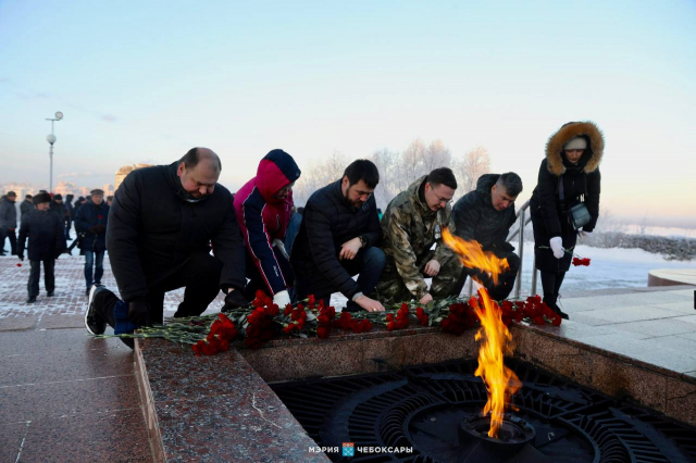 Руководство Чебоксар возложило цветы к "Вечному огню" в День Героев Отечества