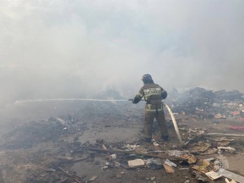 Пожар на мусороперерабатывающем предприятии в Богородске охватил 1 тыс. кв. м.