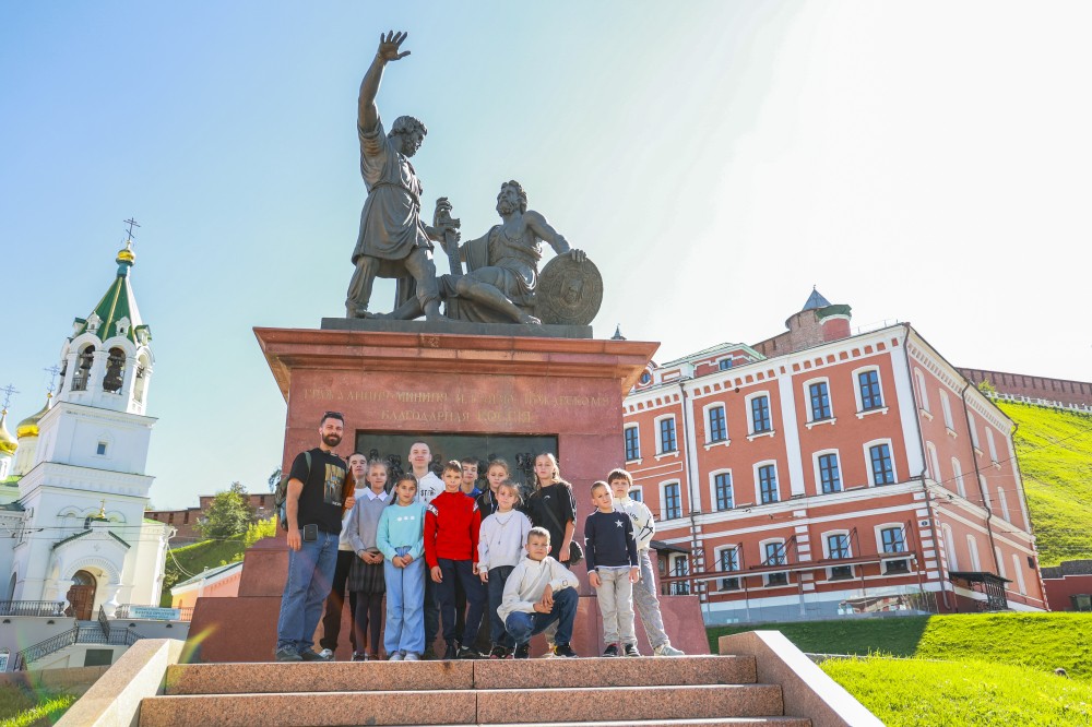 Сотрудники «Союза Маринс Групп» поздравили воспитанников Таремского детдома с Днём знаний