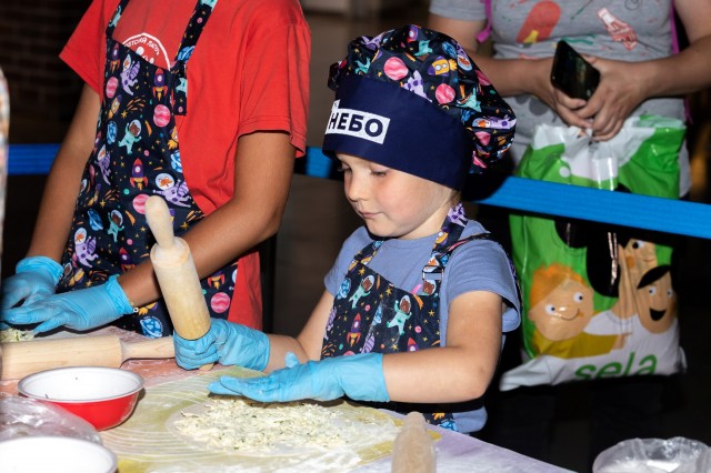 Юные нижегородцы учились готовить чебуреки в ТРК "НЕБО"
