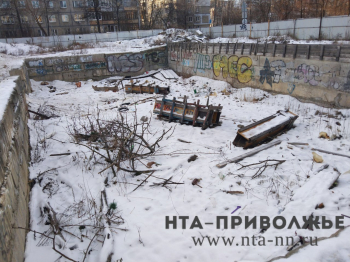Котлован стройплощадки возле молочной кухни в Автозаводском районе Нижнего Новгорода превратился в свалку