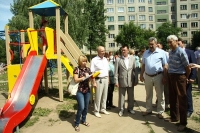 Глава города Чебоксары Леонид Черкесов провел объезд дворовых территорий, в которых на 2014 год запланировано комплексное благоустройство