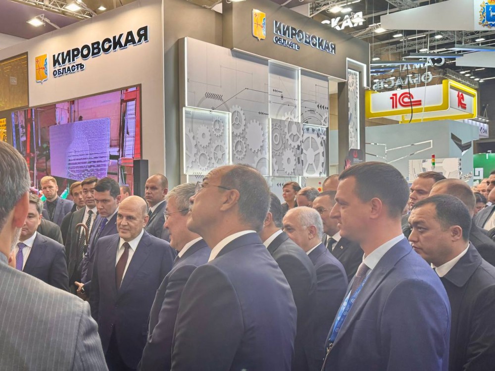 Михаил Мишустин оценил кировский стенд на "Иннопром.Беларусь"