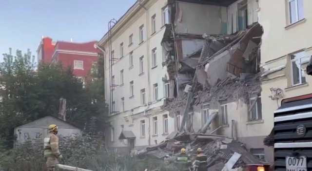 Спасатели демонтировали обрушенную стену здания на Коммунистической в Уфе Спасатели демонтировали обрушенную стену здания на Коммунистической в Уфе