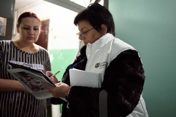 Социальные участковые проводят опрос о продаже вейпов