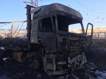 &quot;Лопнули покрышки&quot;, - в МЧС опровергли наличие взрывов при горении фуры в Дзержинске Нижегородской области