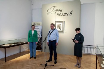 Выставка петербургских художников "Город поэтов" открылась в НГХМ