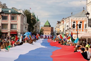 Участники «Парада регионов» в Нижнем Новгороде в День России пронесли по центральной улице города стометровый триколор Участники «Парада регионов» в Нижнем Новгороде в День России пронесли по центральной улице города стометровый триколор