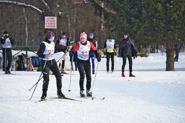 Сотрудники АПЗ приняли участие в лыжной эстафете на базе "Снежинка"