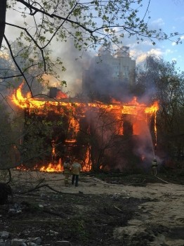 Двухэтажный деревянный дом горит в центре Нижнего Новгорода