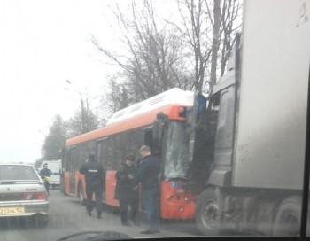 Медэкспертиза назначена для выяснения состояния водителя социального автобуса в момент столкновения с грузовиком на ул. Циолковского в Нижнем Новгороде