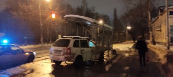 Внедорожник въехал в остановку в Нижнем Новгороде (ВИДЕО)