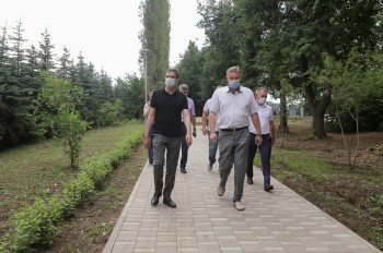 Заброшенную территорию напротив нижегородского бассейна &quot;Дельфин&quot; превратили в благоустроенный сквер