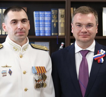 Эдуард Соснин и капитан крейсера "Пермь" Сергей Мазуренко подписали соглашение Эдуард Соснин и капитан крейсера "Пермь" Сергей Мазуренко подписали соглашение