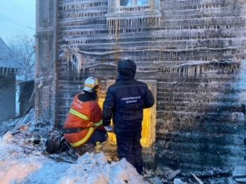 Женщина и четверо детей погибли в Кирове при пожаре в многоквартирном деревянном доме