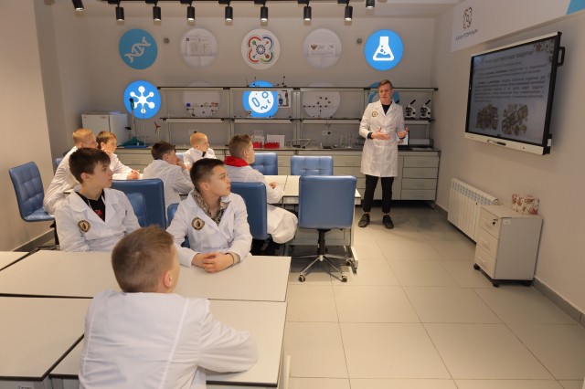 Мининский университет и "Единая Россия" запустили проект "Научитель" для детей из ДНР и ЛНР