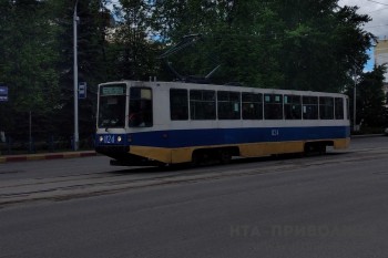 Трамвай протаранил машины и сшиб электроопоры в Казани