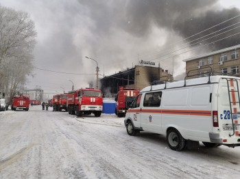 Передвижные лаборатории ведут отбор проб воздуха в районе пожара на АО &quot;Опытный завод Нефтехим&quot; в Уфе