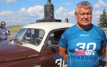 Актер и спортсмен Олег Тактаров прокатился по площади Минина на "Победе"
