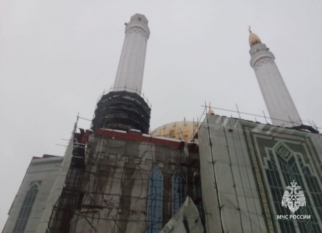 Купол упал с минарета строящейся мечети 