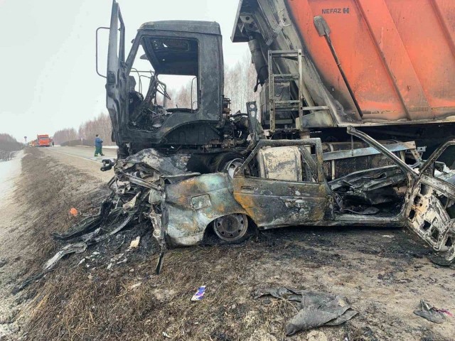 Четыре человека погибли в столкновении ВАЗ с КамАЗом в Нижегородской области Четыре человека погибли в столкновении ВАЗ с КамАЗом в Нижегородской области