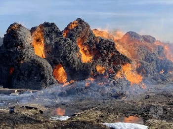 Дом и склад сена сгорели в Кировской области из-за детских шалостей