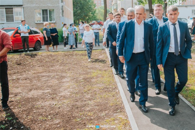 Олег Николаев и Алексей Ладыков осмотрели дворы в Чебоксарах после комплексного ремонта