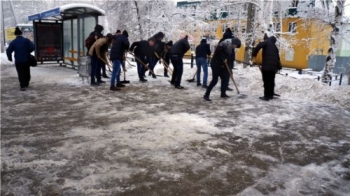 Более 40 студентов-волонтеров филиала МАДИ помогали в уборке снега на остановочных площадках в Чебоксарах