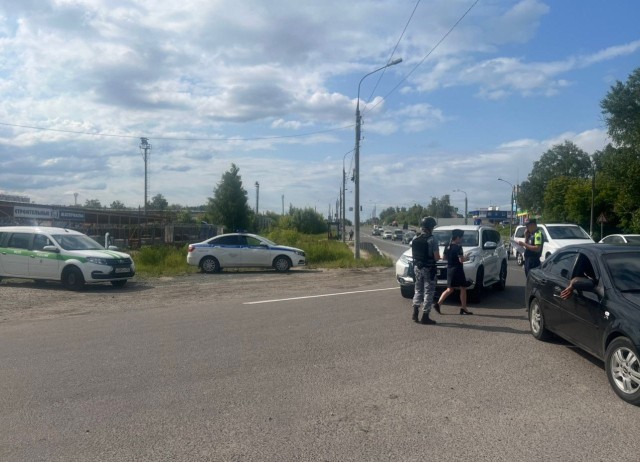 Приставы арестовали Mercedes из свадебного кортежа в Нижнем Новгороде Приставы арестовали Mercedes из свадебного кортежа в Нижнем Новгороде