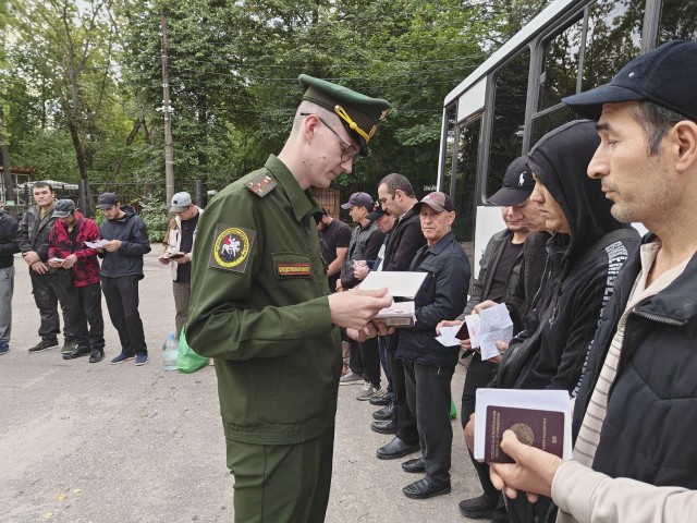 Восьмерых недавно получивших гражданство нижегородцев поставили на воинский учёт