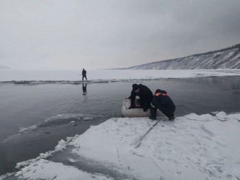 Тольяттинские спасатели эвакуировали двух рыбаков с отколовшейся льдины